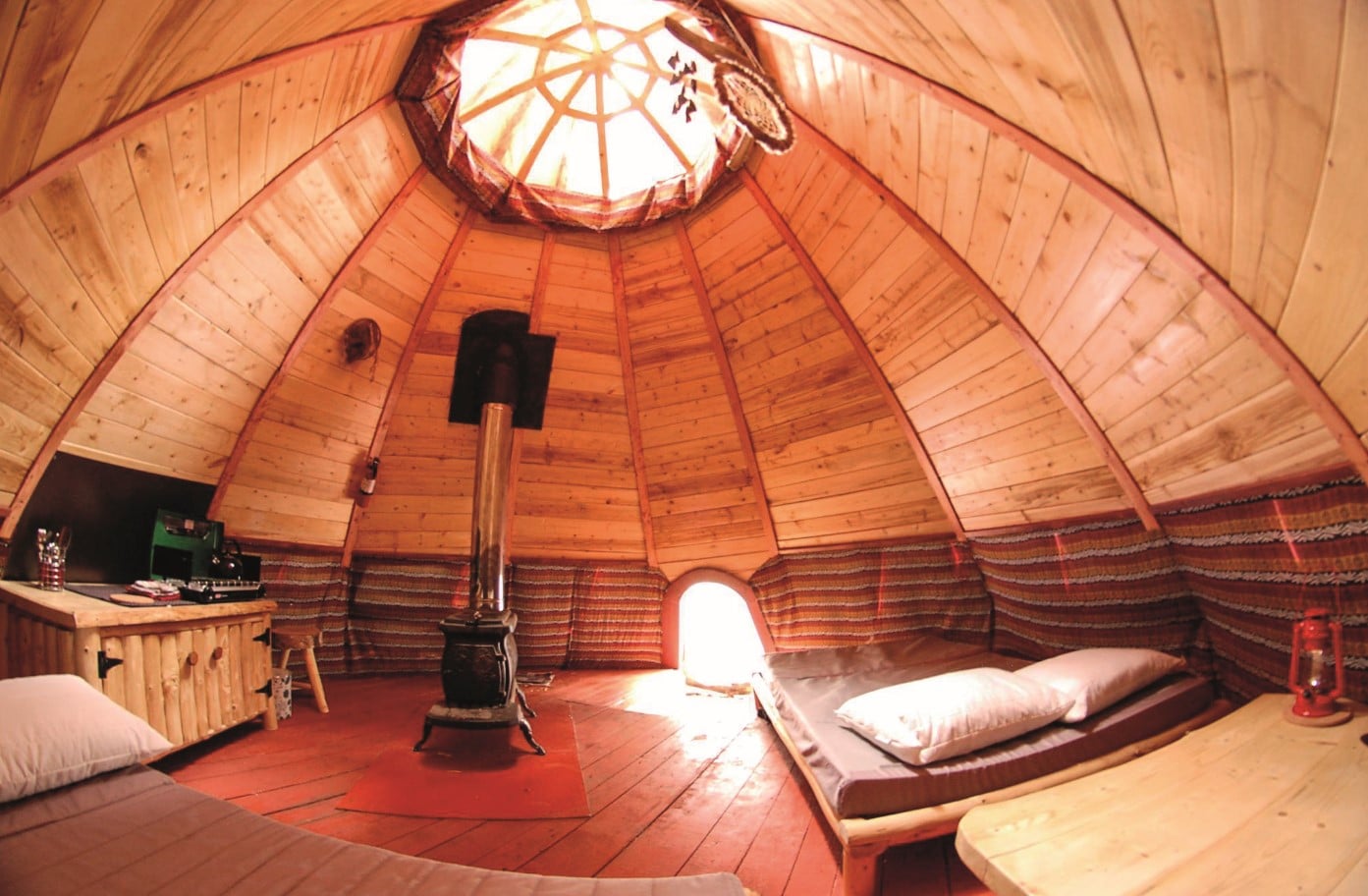 Les Toits du Monde : intérieur d'un tipi amérindien conçu en privilégiant les matériaux locaux, renouvelables et écologiques