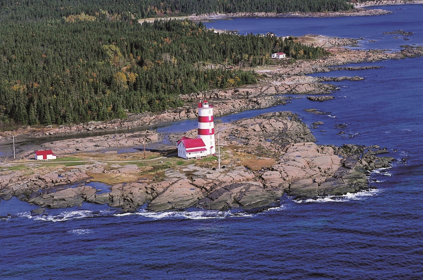 © Phare de Pointe-des-Monts : vue aérienne sur le Phare situé à Pointe-des-Monts (Côte-Nord)