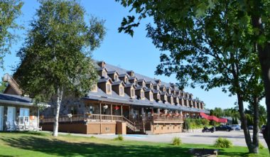 Extérieur de l'Hôtel Cap aux Pierres, un hôtel familial au Québec sur l'Isle-aux-Coudres en Charlevoix
