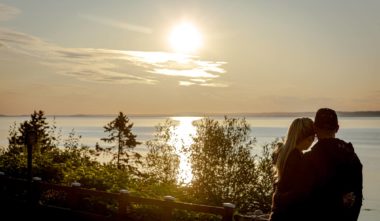 Lever de soleil en amoureux à l'Hôtel Cap aux Pierres, un hôtel familial au Québec sur l'Isle-aux-Coudres en Charlevoix