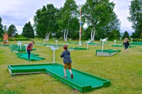 Mini golf avec enfants à l'Hôtel Cap aux Pierres, un hôtel familial au Québec sur l'Isle-aux-Coudres en Charlevoix
