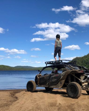 X3 devant lac emmuraillé - Quad au Québec avec Nord Expé