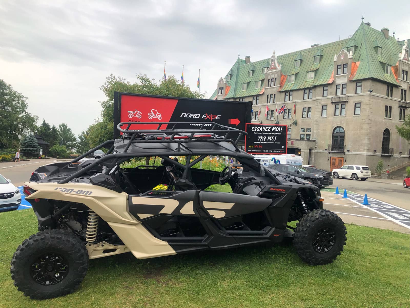 x3 devant Le Manoir Richelieu - Quad au Québec avec Nord Expé