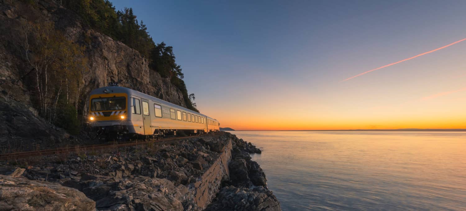 Train de Charlevoix en bord de Saint-Laurent au coucher du soleil - Photo Train de Charlevoix