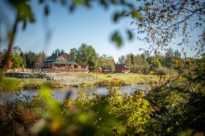 Auberge en automne. - Chalets Villégiature et Pourvoirie Daaquam