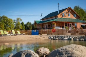 Auberge et piscine extérireure - Chalets Villégiature et Pourvoirie Daaquam