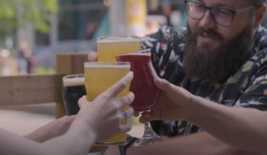 On trinque à la bière de microbrasserie dans de nombreux restaurants du Québec - Photo : Association des Microbrasseries du Québec
