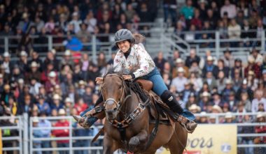 Cavalière à cheval loirs d'un rodéo du Festival Western St Tite - Photo Birtz Photographie
