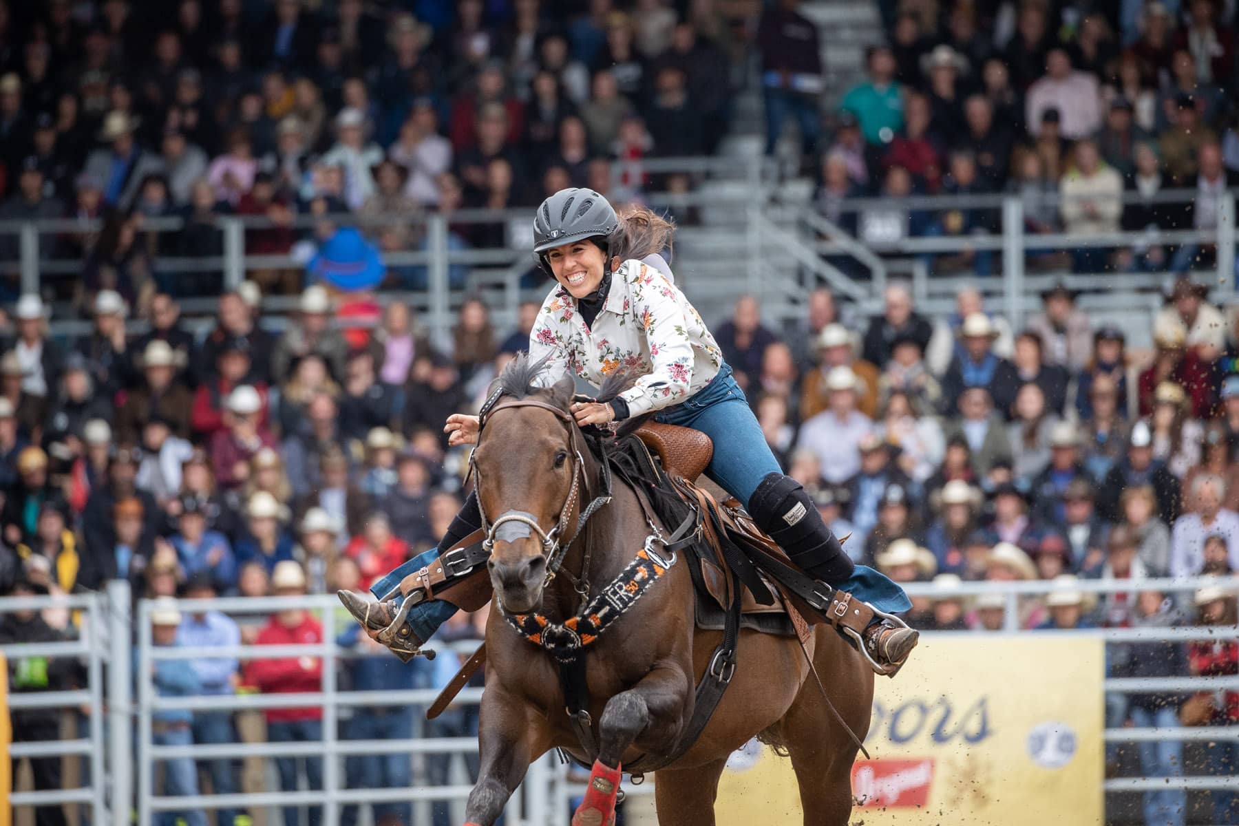 Cavalière à cheval loirs d'un rodéo du Festival Western St Tite - Photo Birtz Photographie