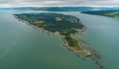 Isle-aux-Coudres vue du ciel (Charlevoix) - Photo The Rolling Van Creative