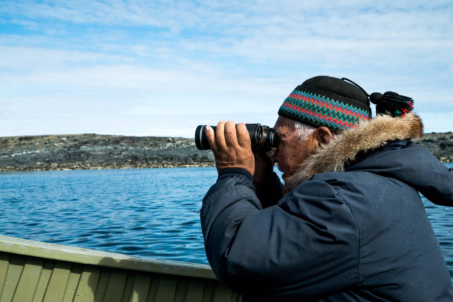NUNAVIK - Guide Inuk sur un canot - © Hooke