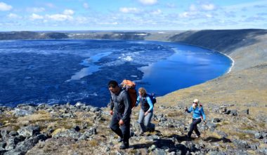 NUNAVIK - Trekking au cratère dans le Parc National Pingualuit - © Neil S. Price