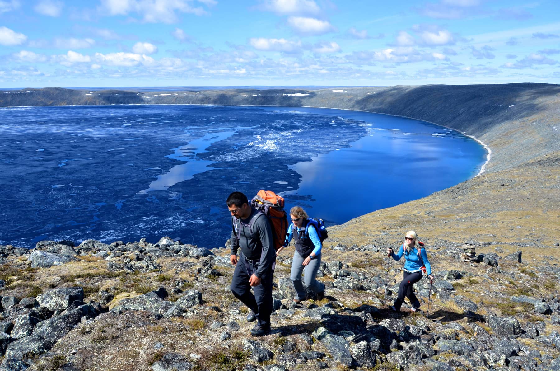 NUNAVIK - Trekking au cratère dans le Parc National Pingualuit - © Neil S. Price