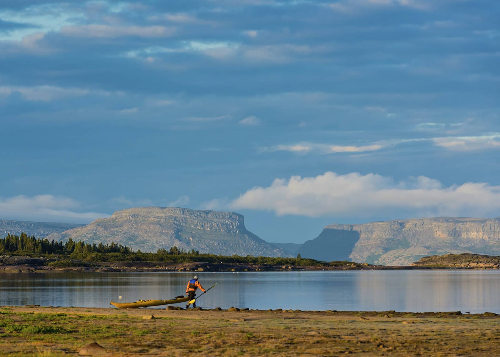 NUNAVIK - Kayak de mer dans le Parc National Tursujuq au milieu des cuestas sur le lac Tasiujaq - © Steve Deschenes
