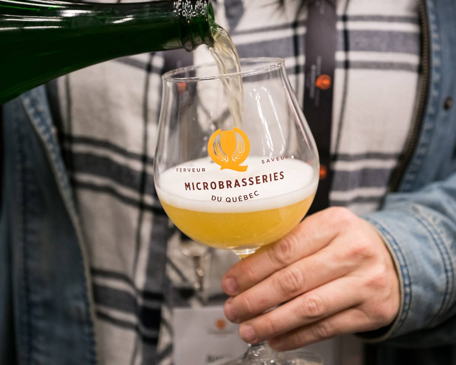 Bière québécoise servie dans un verre - Photo : Association des Microbrasseries du Québec