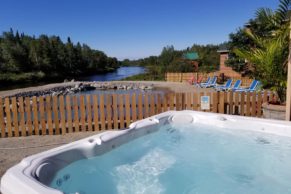 Piscine extérieure et spa - Chalets Villégiature et Pourvoirie Daaquam