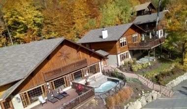 Chalet dans les couleurs de l'été des indiens - Chalets à louer dans les Laurentides - Chalets Lac à la Truite