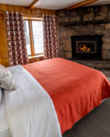 CChambre avec foyer - halets à louer dans les Laurentides - Chalets Lac à la Truite
