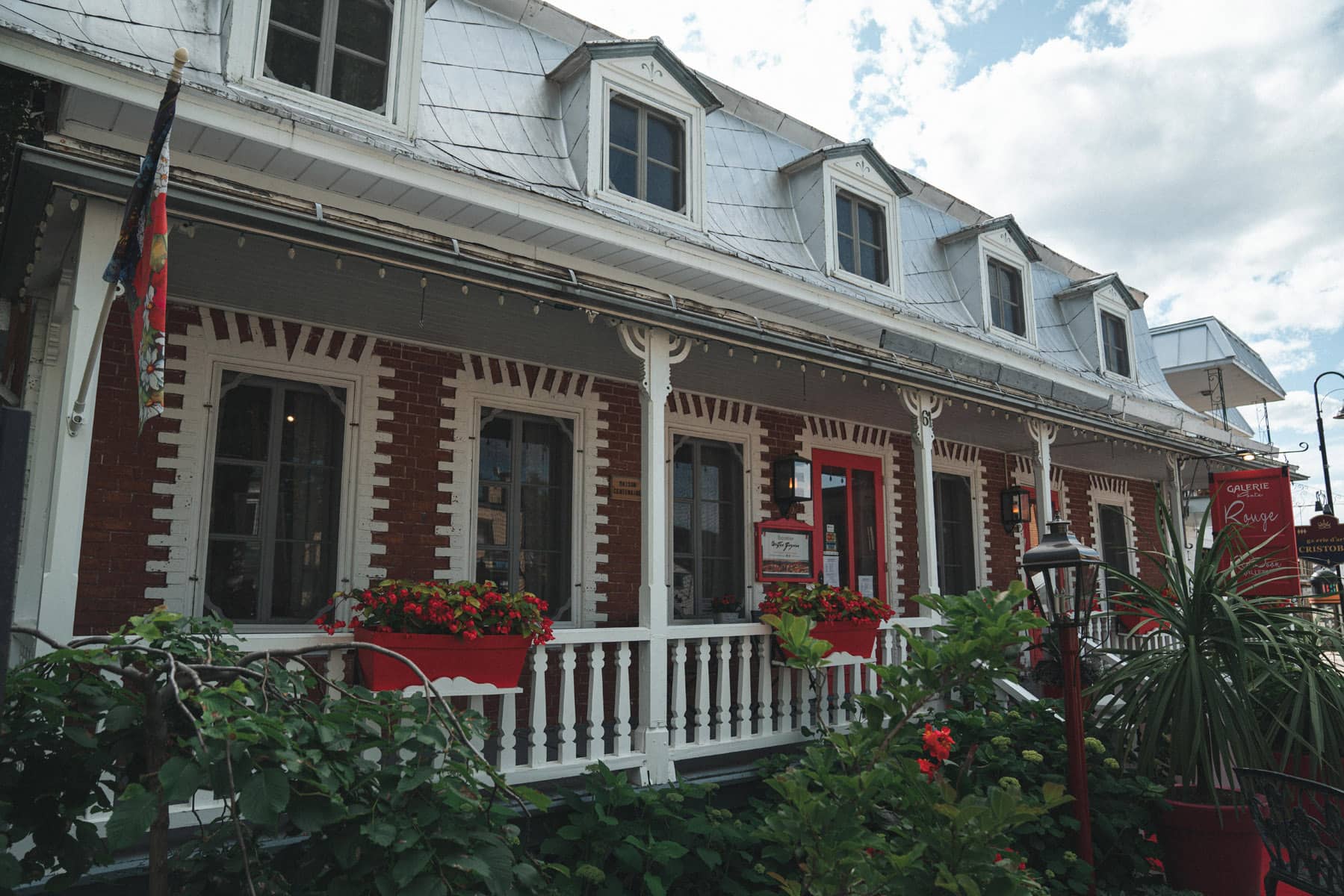 La Galerie Porte Rouge : une des nombreuses galeries d'art à visiter à Baie-Saint-Paul lors de votre séjour à Charlevoix - Photo Tourisme Charlevoix