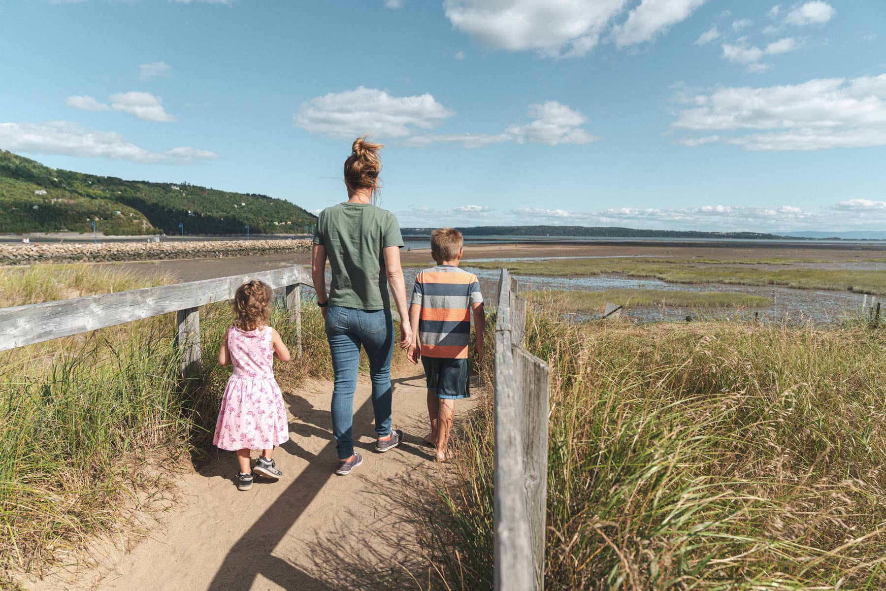 Promenade en famille sur la plage en Charlevoix - Photo Tourisme Charlevoix