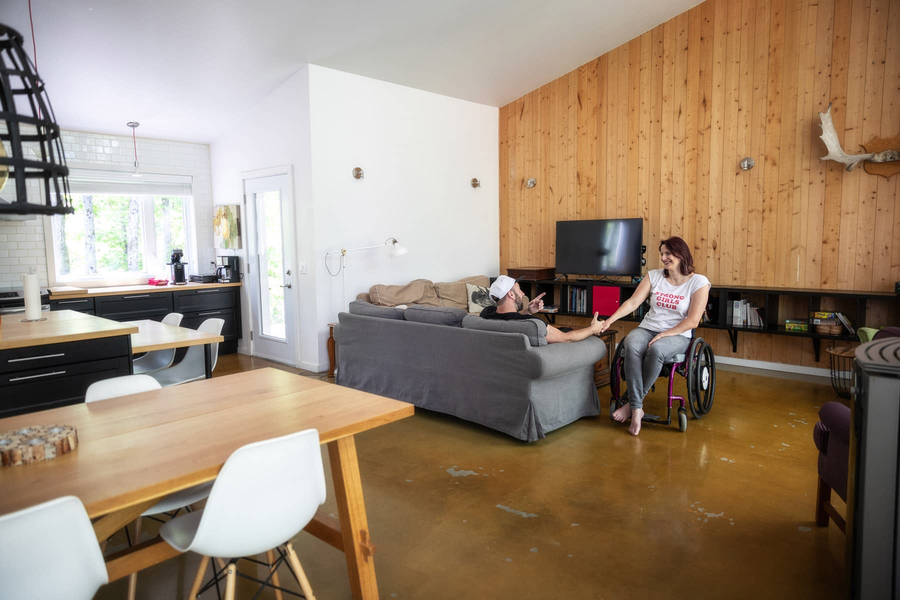 Chambre adaptée PMR Chalets U Malaga - Voyage PMR au Québec - Récit d'une visite des Cantons-de-l'Est en fauteuil roulant par Daphnée Gagnage - Photo Harmony Le Reste et Pierre Akkaoui