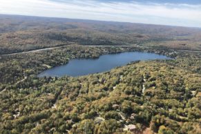 Vue aérienne en automne - Chalets à louer dans les Laurentides - Chalets Lac à la Truite
