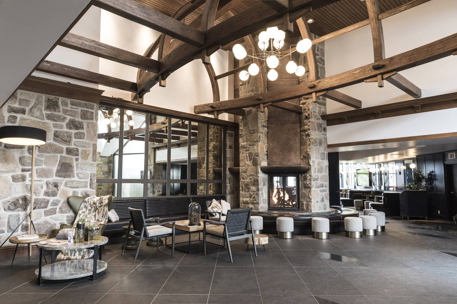 Le majestueux lobby du Fairmont Tremblant - Les plus beaux hôtels des Laurentides - Photo Fairmont Tremblant