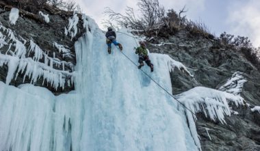 Escalade de glace avec RikiBloc Rimouski - Photo Québec Aventure Plein Air