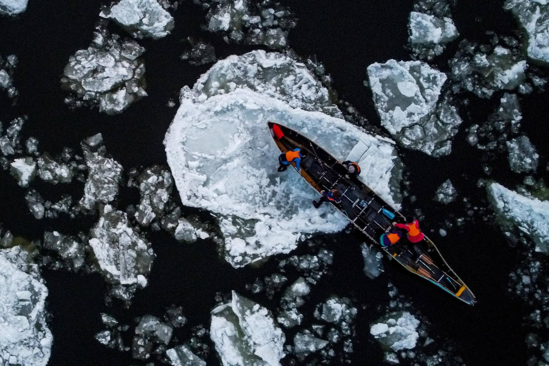 Canot à glace : vue depuis un drone - Activités de plein air Au Québec avec le réseau Québec Aventure Plein Air - Photo Québec Aventure Plein Air