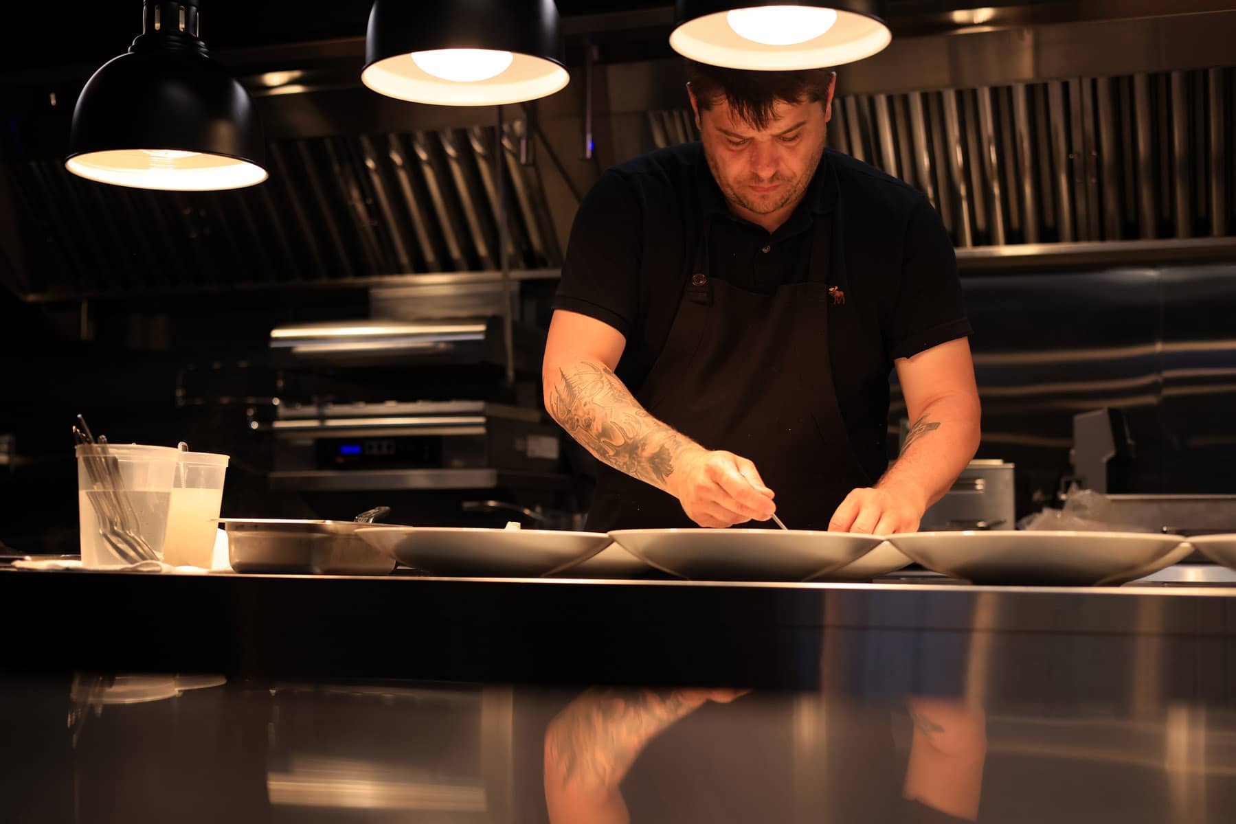 Le Chef Stéphane Modat derrière ses cuisines - Le Clan - Restaurant Gastronomique à Québec - Photo Frédéric Laroche