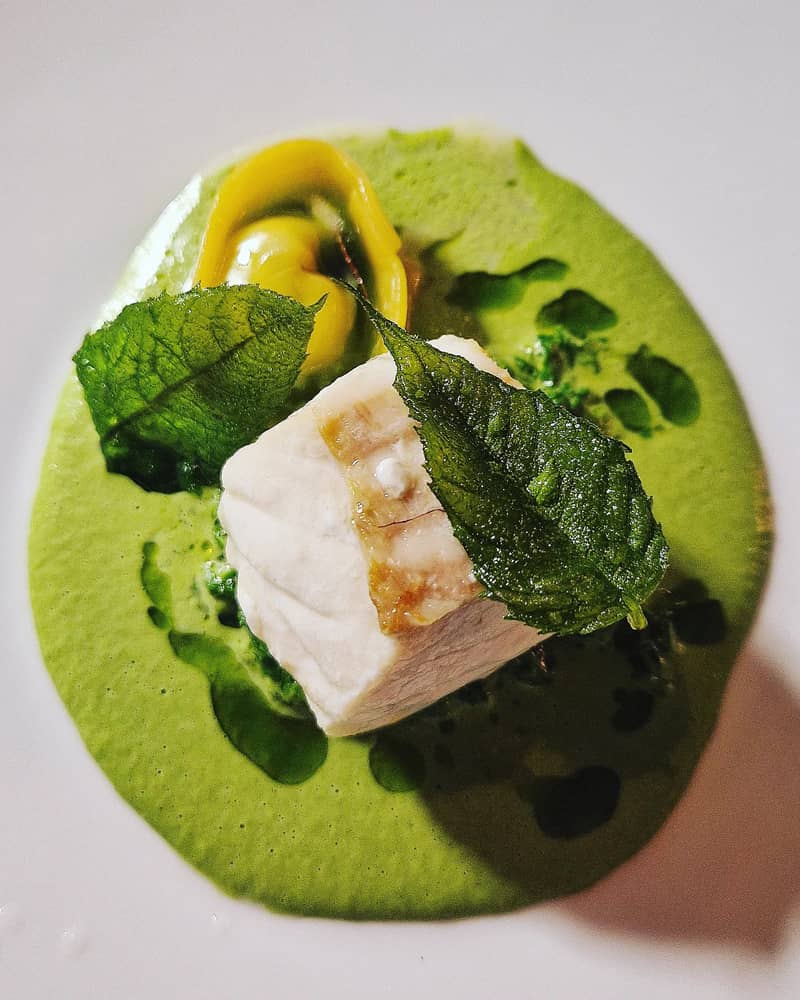 Un flétan de l'Atlantique arrivé le matin même, accompagné de feuilles d’orties frites, d’ail sauvage, de ricotta et de monarde - Restaurant Le Clan - Vieux Québec - Photo Vincent Arbelet