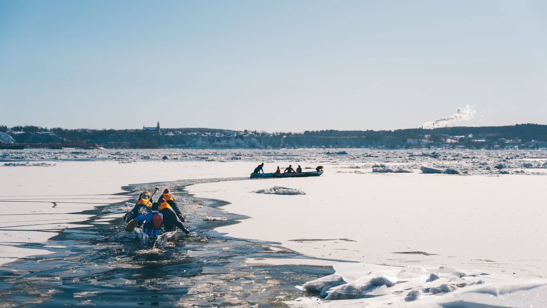 Visiter Québec : canot à glace sur le fleuve en hiver - Photo Destination Canada