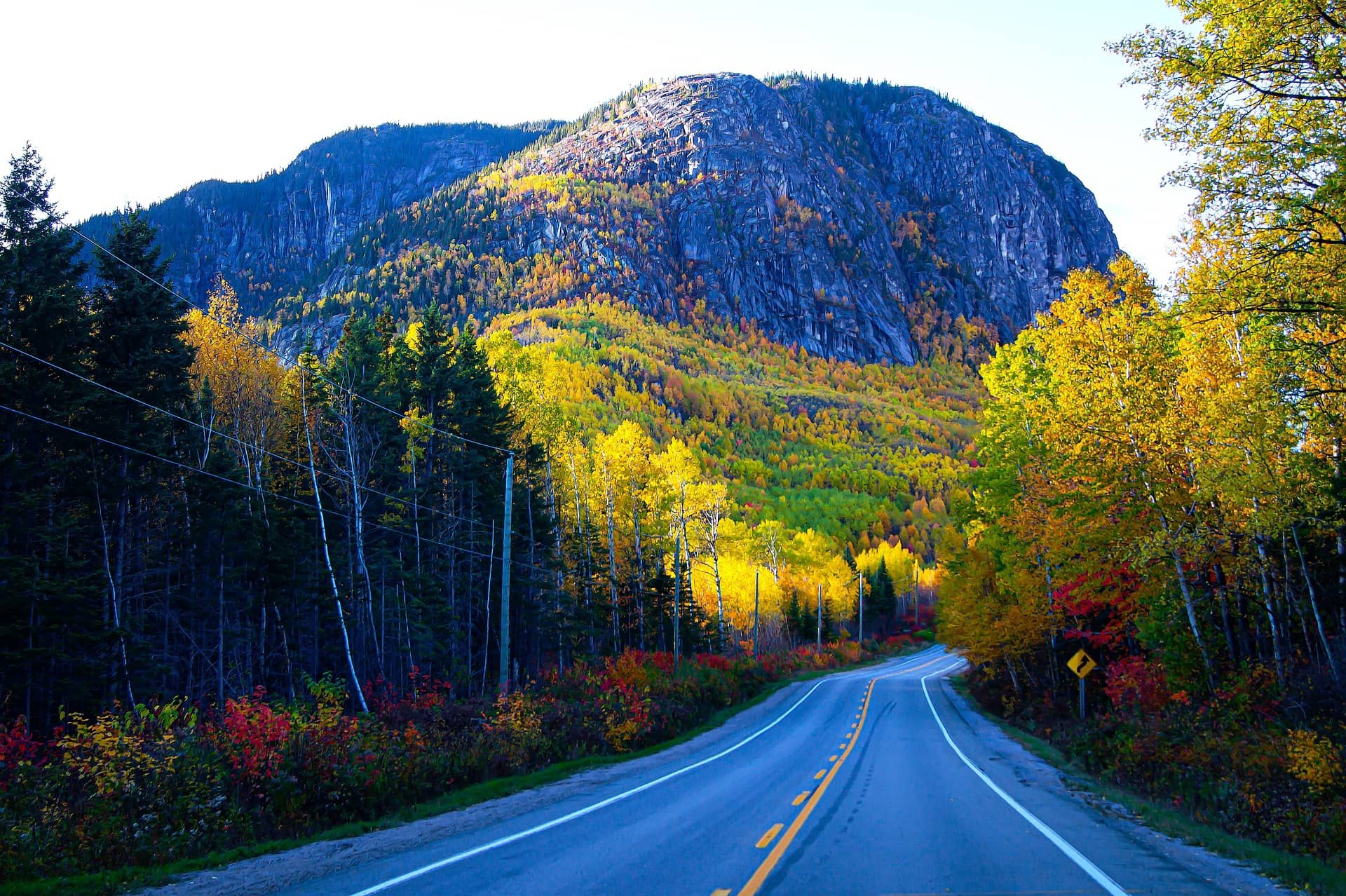 Conduire au Québec : route au pied d'une montagne - Photo Vitaly Barakovskiy