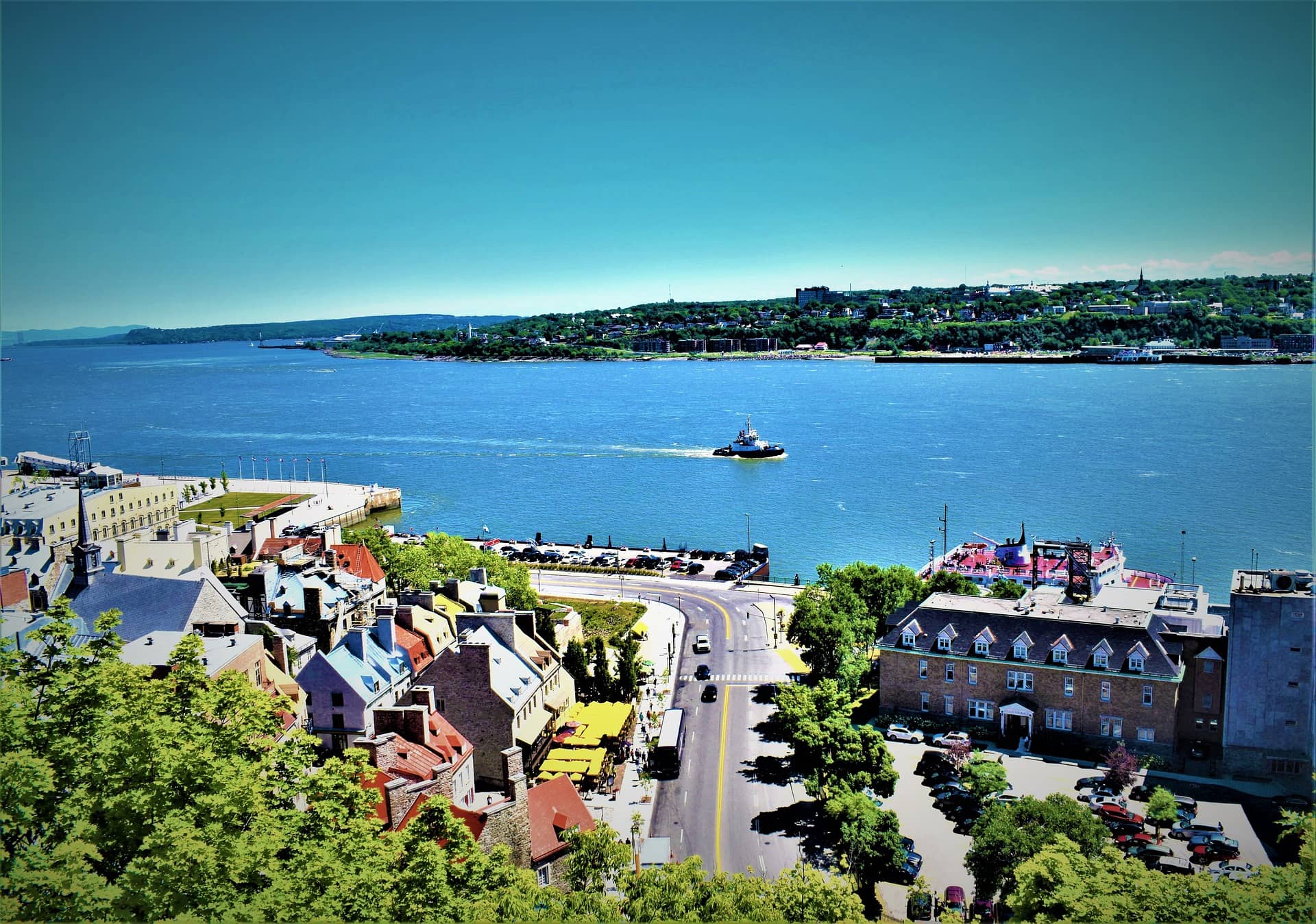 Conduire au Québec : vue d'une route le long du vieux port de Québec depuis les remparts - Photo Lusia