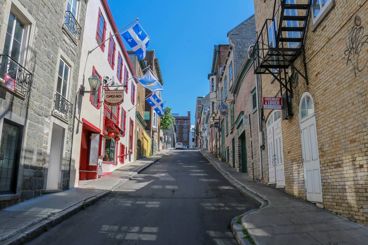 Conduire au Québec - Rue d'un centre-ville - Photo Joe Breuer