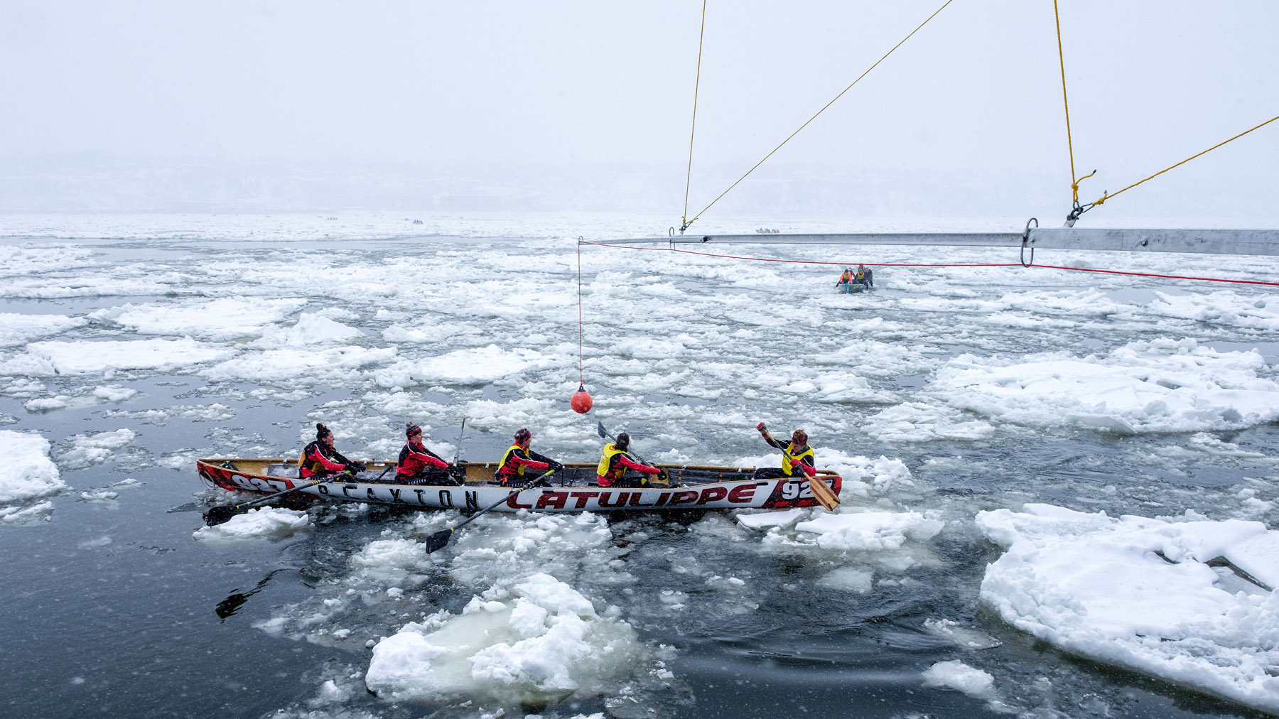 Visiter Québec en hiver : Canot à glace sur le Saint-Laurent - Photo Gilles Baribeau - DQc
