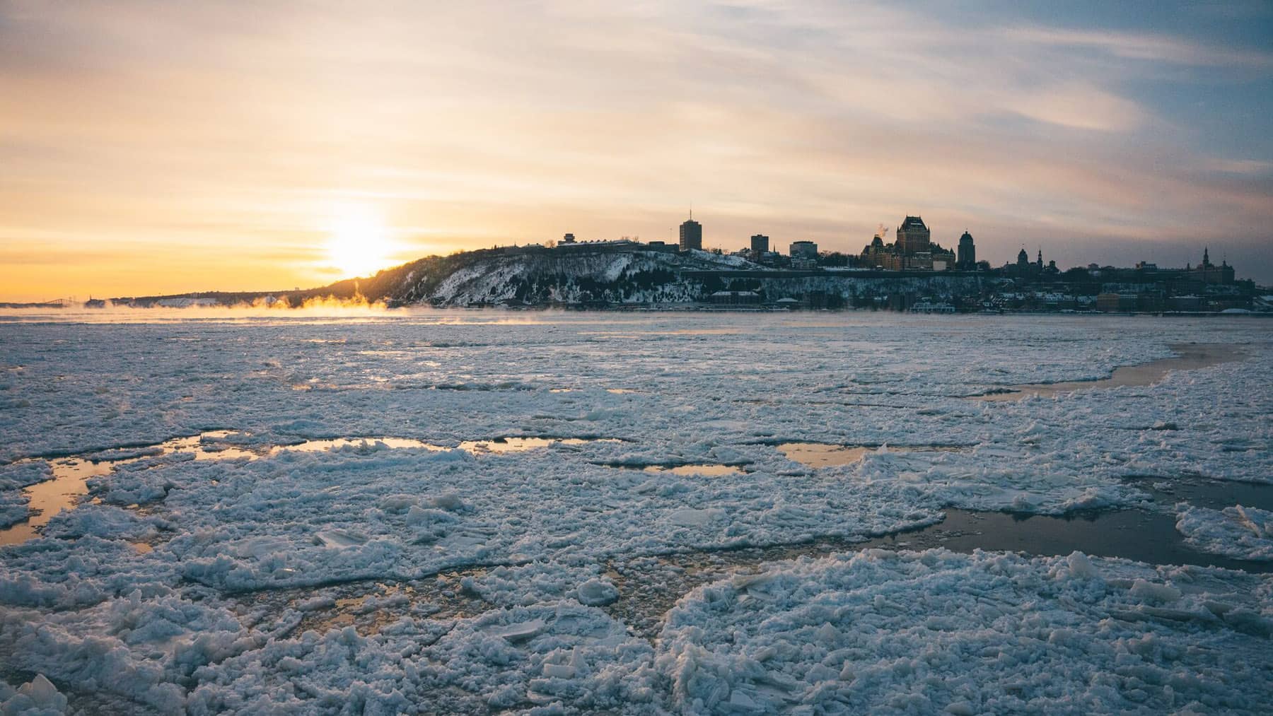 Visiter Québec en hiver - Vue du Vieux Québec depuis le fleuve Saint-Laurent - Photo Destination Canada