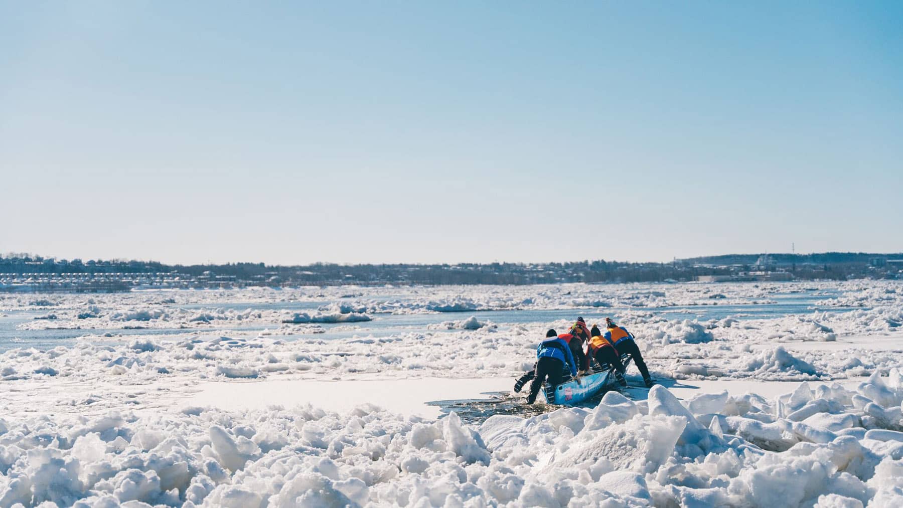 Visiter Québec en hiver - Canot à glace - Photo Destination Canada