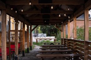 La Roulotte à Patates de Gentilly, Terrasse, crédit photo Samuel Loyer-min