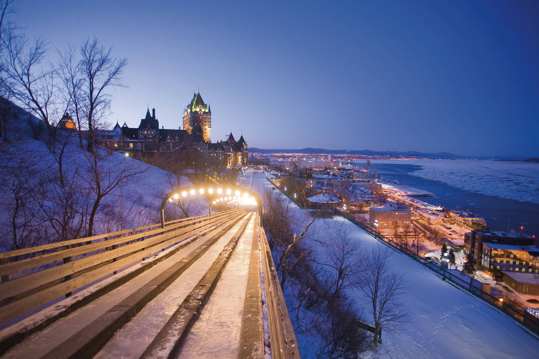 Ville de Québec en hiver : Glissades Terrasse Dufferin - Photo Destination Québec Cité