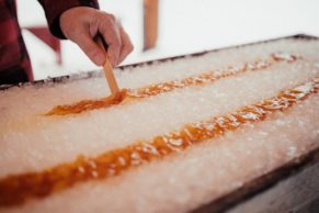 Tire d'érable à la Cabane à sucre chez Dany - Le temps des Sucres - Photo Destination Canada