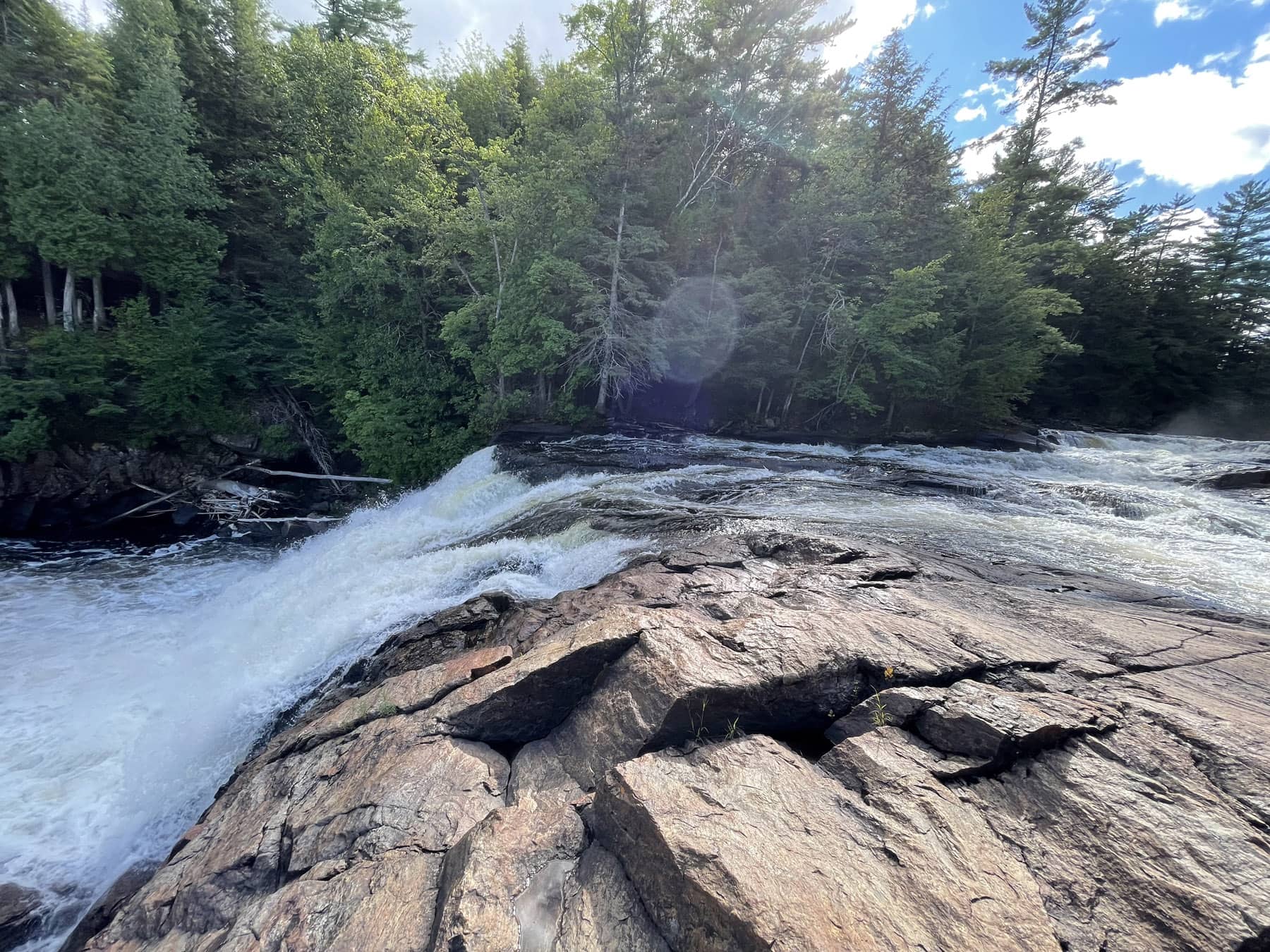 Chutes sur le domaine du Baluchon Eco-Villégiature - Voyage en famille au Québec - Photo K. Binon