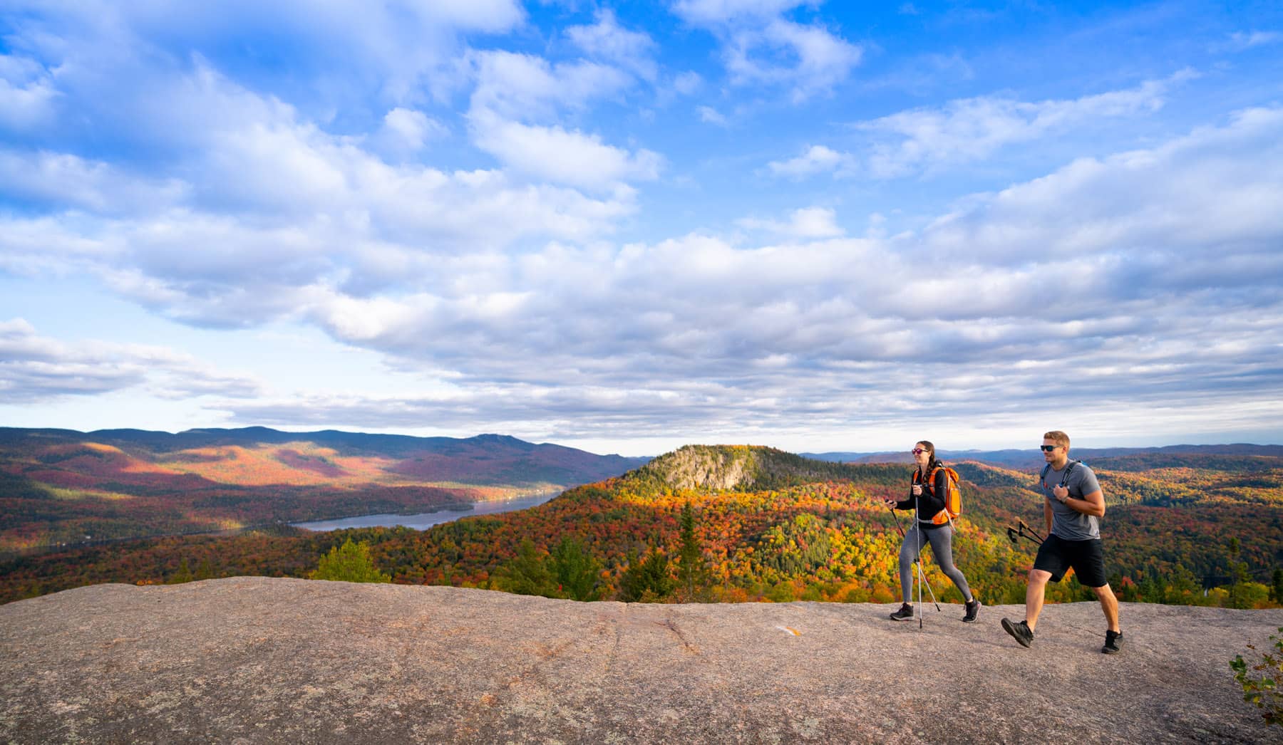 Randonnée en montagne en automne - Photo Tourisme Laurentides