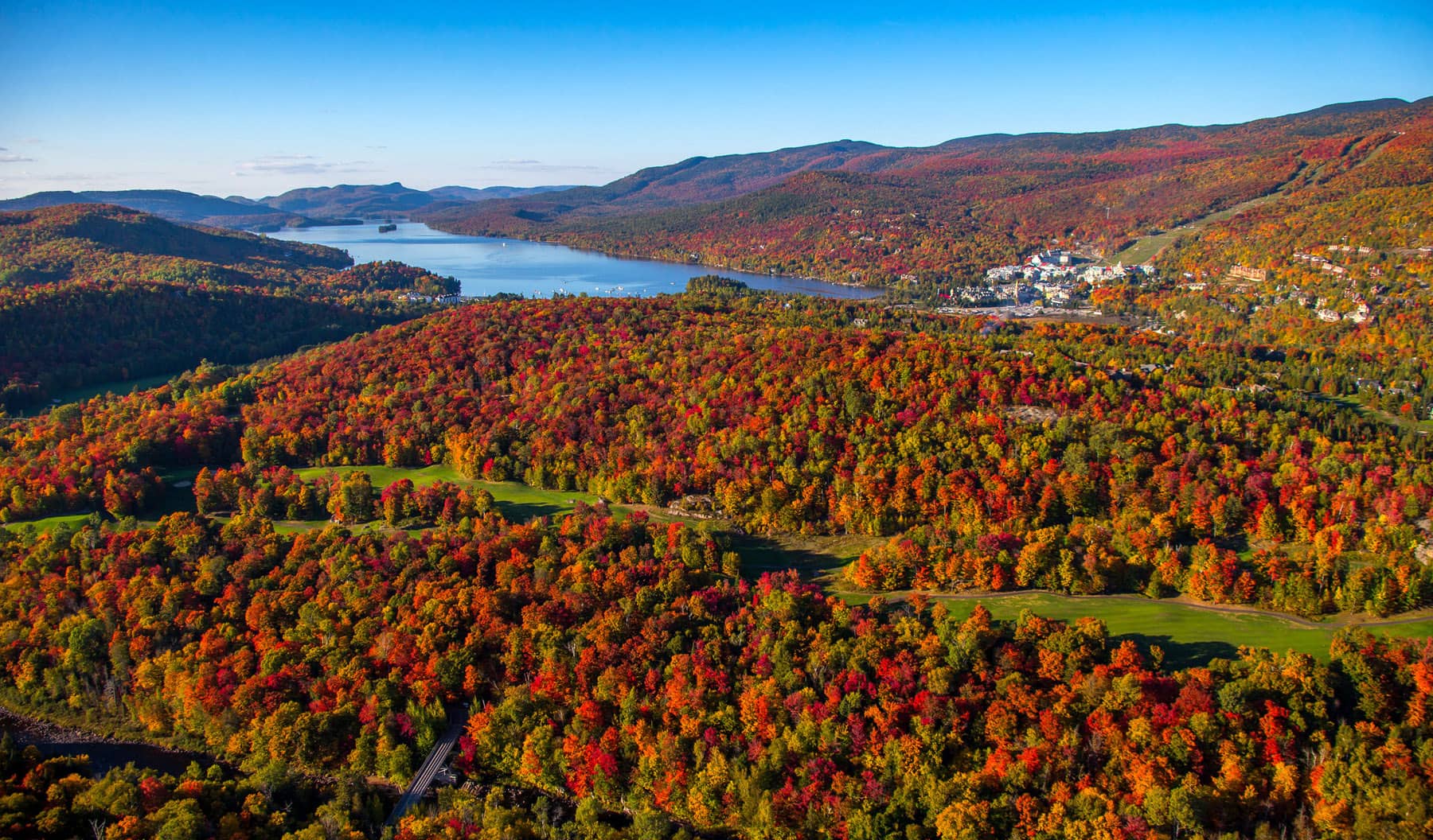 Vue aérienne de Tremblant en automne - Photo Tourisme Laurentides