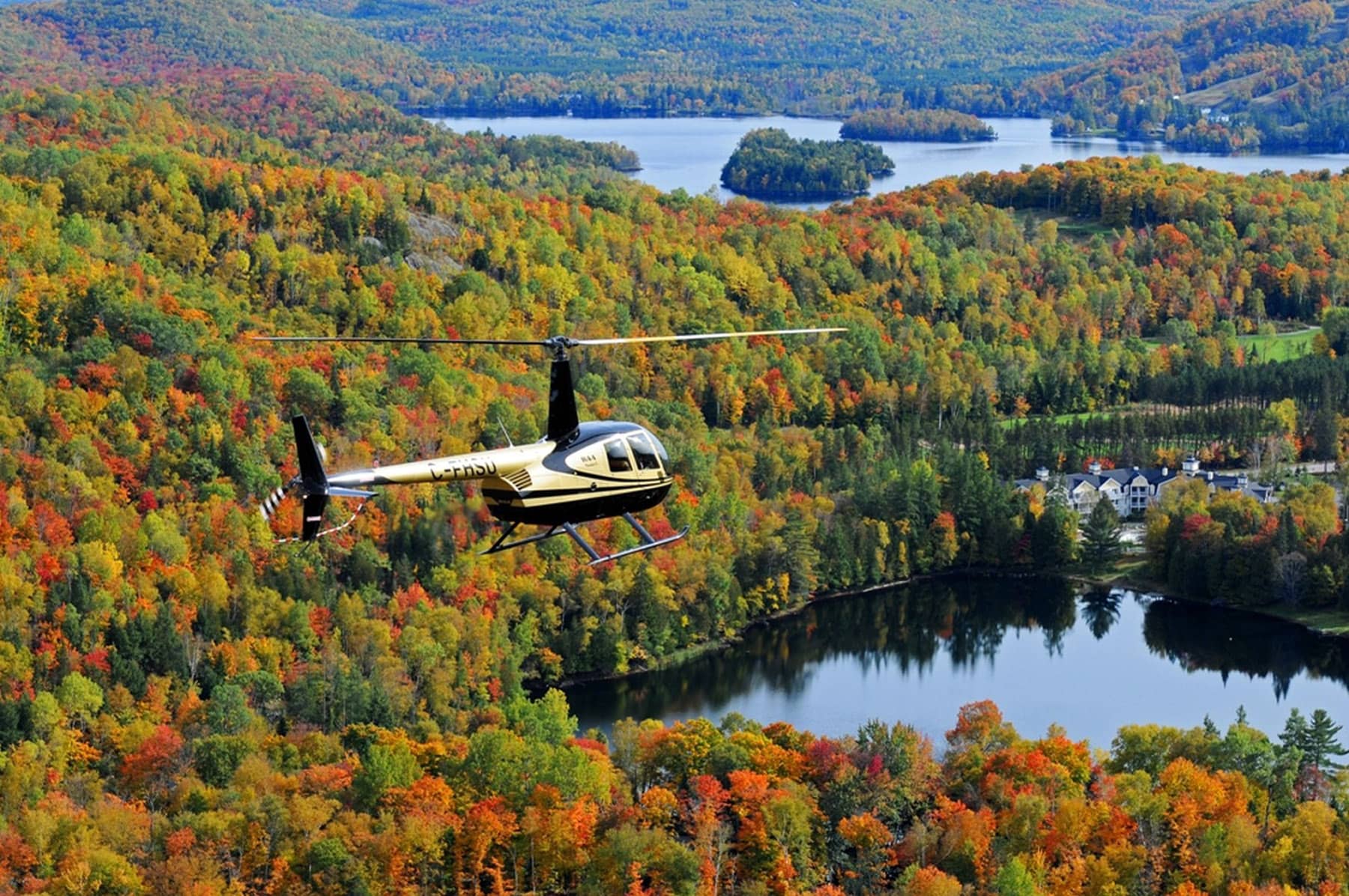 Survol des Laurentides en automne - Photo Héli-Tremblant
