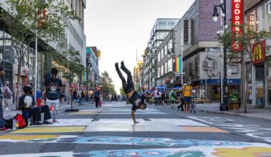 Montréal rue Ste Catherine - Photo Eva Blue - Tourisme Montréal