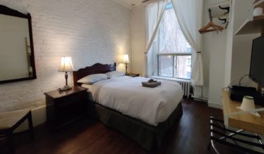 Ambrose House & Café (Guest House Montréal, Québec)