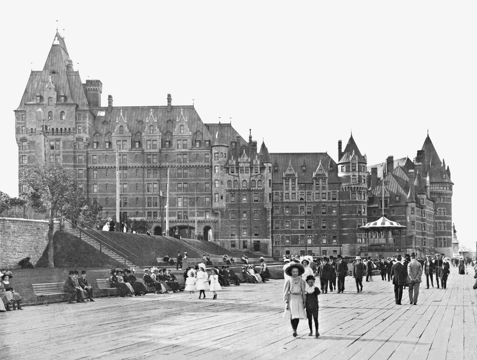 Fairmont Le Chateau Frontenac, Québec - La terrasse Dufferin et l'aile Mont-Carmel, 1910 - Arch. C.P