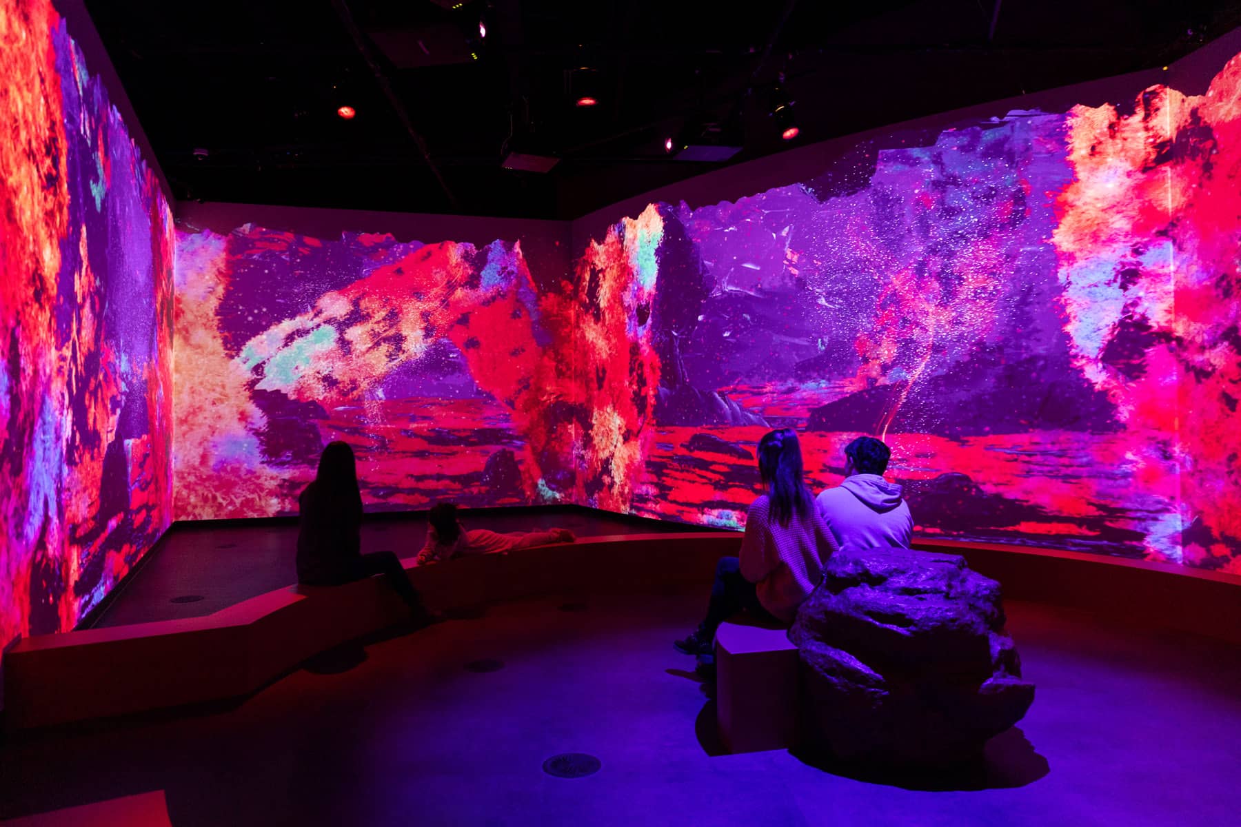 Écran et projection à la fin de l’exposition ROUGE 2100 - Photo Mélanie Dusseault