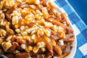 Poutine Classique - La Banquise Montréal